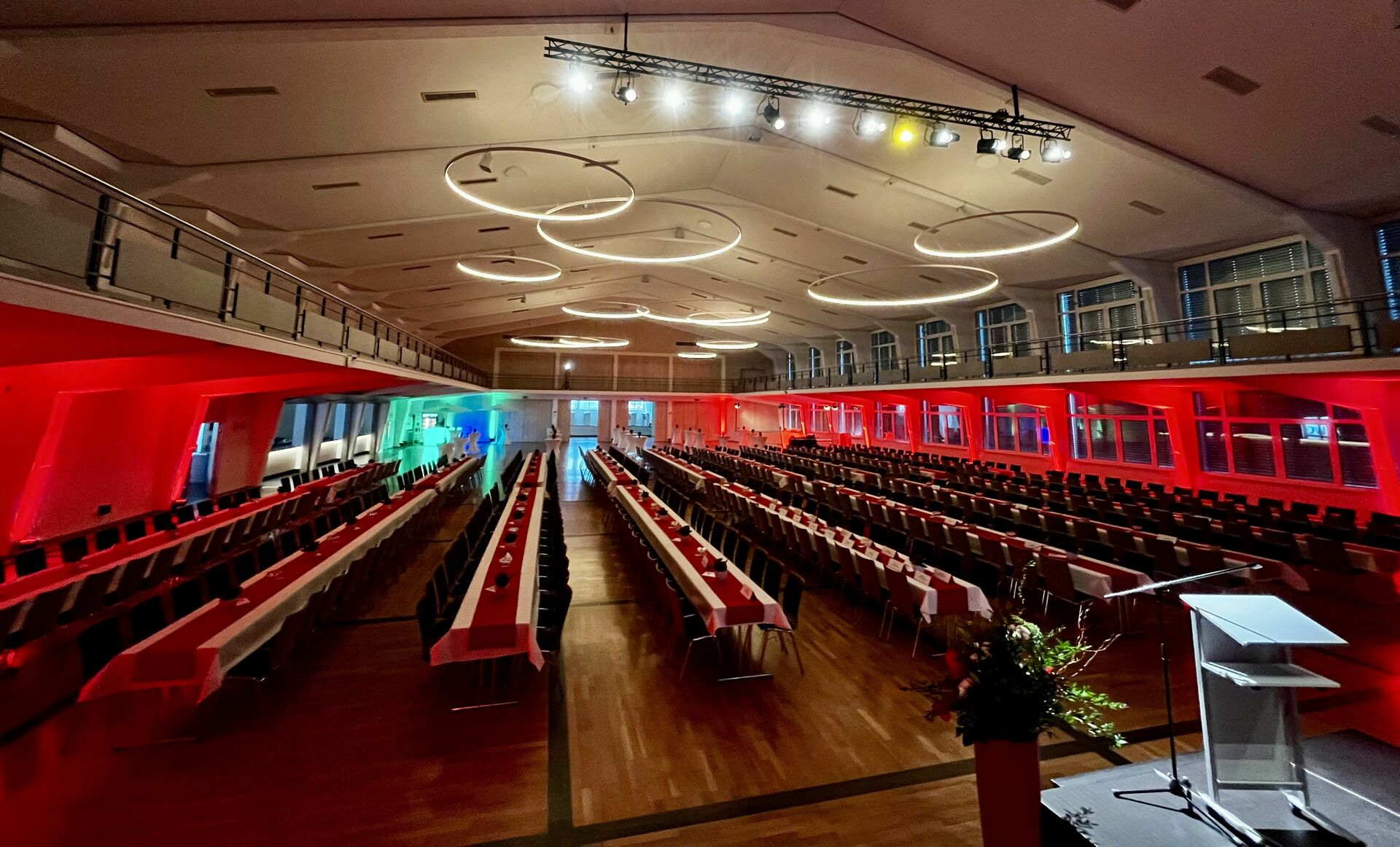 Stadthalle Großer Saal und Theke Stadthalle Großer Saal und Theke
